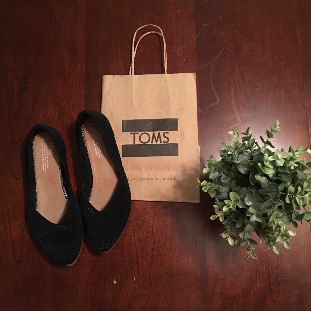 TOMS Women’s Black Suede Flats